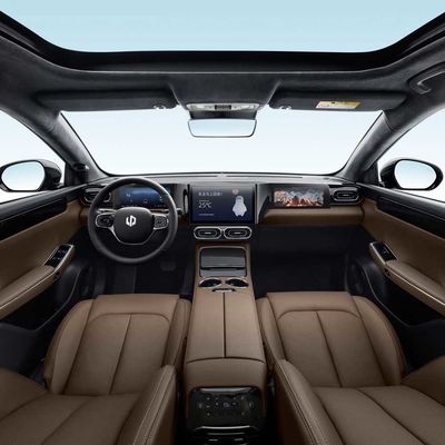 500KM Leapmotor C01 سيارات السيدان الكهربائية ذات الدفع بالعجلتين 4 أبواب و 5 مقاعد مع فتحة سقف بانورامية