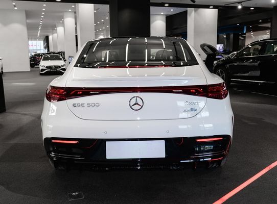 مرسيدس EQE 4MATIC السيدان الكهربائي مع بطارية الليثيوم الثلاثية 96.1 كيلوواط الساعة و 0.62 ساعة شحن 255/45 R19