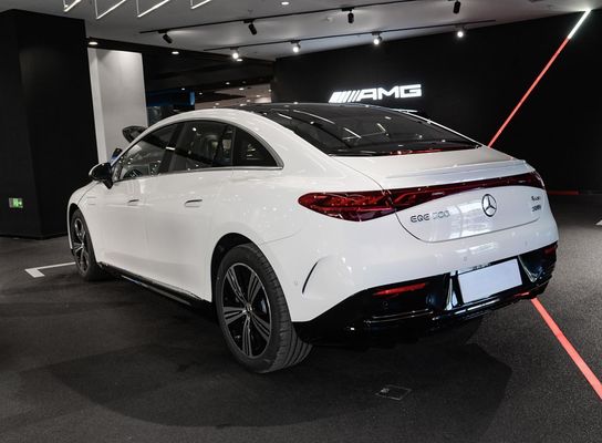 مرسيدس EQE 4MATIC السيدان الكهربائي مع بطارية الليثيوم الثلاثية 96.1 كيلوواط الساعة و 0.62 ساعة شحن 255/45 R19