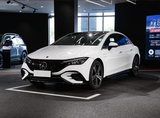 مرسيدس EQE 4MATIC السيدان الكهربائي مع بطارية الليثيوم الثلاثية 96.1 كيلوواط الساعة و 0.62 ساعة شحن 255/45 R19