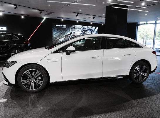 مرسيدس EQE 4MATIC السيدان الكهربائي مع بطارية الليثيوم الثلاثية 96.1 كيلوواط الساعة و 0.62 ساعة شحن 255/45 R19