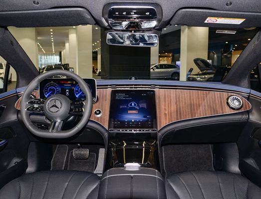 مرسيدس EQE 4MATIC السيدان الكهربائي مع بطارية الليثيوم الثلاثية 96.1 كيلوواط الساعة و 0.62 ساعة شحن 255/45 R19