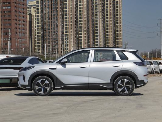 شاشة تعمل باللمس الميزات الداخلية 2025 طراز BYD سيارة كهربائية مع سقف شمسي و 60.9 كيلوواط من طاقة البطارية شحن سريع للسيارات الكهربائية