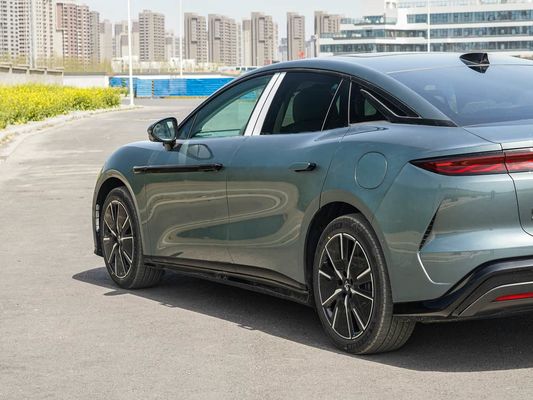 2025 سيارة كهربائية قوية من طراز هان L BYD مع طاقة أقصى 500 كيلوواط ومرحلة جلدية 1000 فولت شحن سريع عالي الجهد