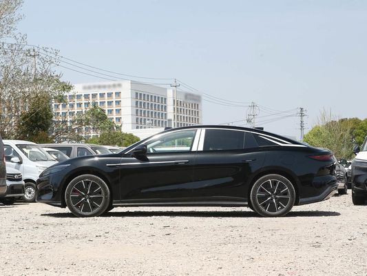 نموذج السيارة 601km النطاق 83.2kWh سعة البطارية AWD شحن سريع سقف الشمسية هيكل الجهد العالي مريح للعائلة