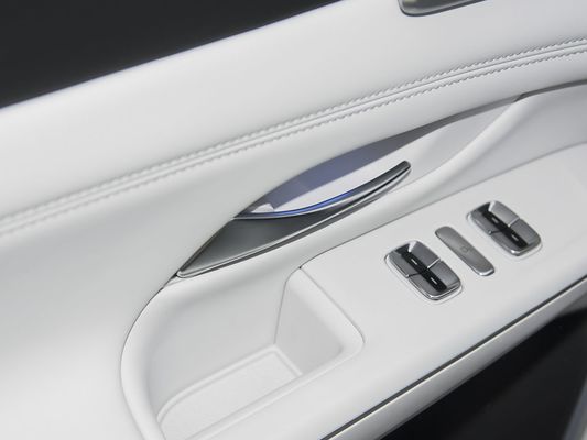 2025 Xpeng G9 سيارات الدفع الرباعي الكهربائية الكاملة 93.1kWh سعة البطارية 423kW أقصى طاقة المحرك 680km مدى طويل وشحن سريع مع سقف شمسي