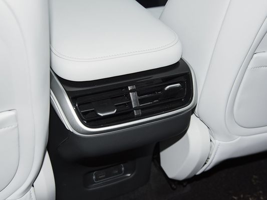 2025 Xpeng G9 سيارات الدفع الرباعي الكهربائية الكاملة 93.1kWh سعة البطارية 423kW أقصى طاقة المحرك 680km مدى طويل وشحن سريع مع سقف شمسي