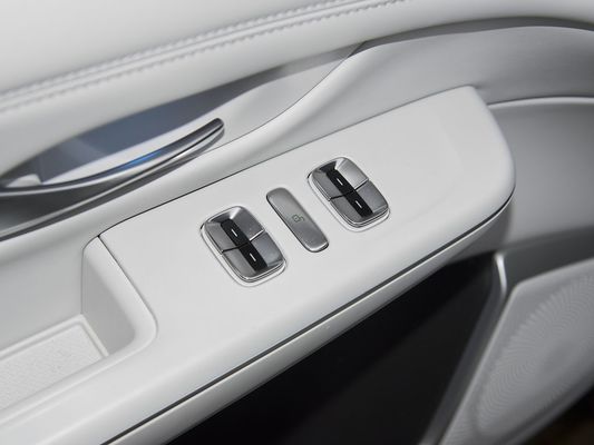 2025 Xpeng G9 سيارات الدفع الرباعي الكهربائية الكاملة 93.1kWh سعة البطارية 423kW أقصى طاقة المحرك 680km مدى طويل وشحن سريع مع سقف شمسي